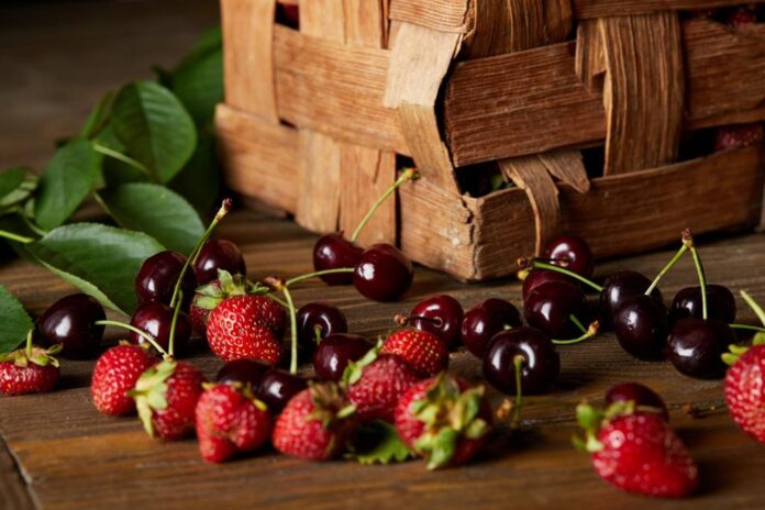 wisnie-za-6-zl-za-kilogram?-jest-jeden-warunek.-polacy-ruszyli-na-sady