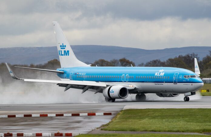 klm-737-pilots-makes-emergency-landing-with-one-failed-engine