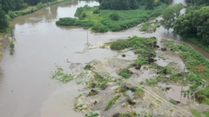 mieszkancy-naprawiali-wal-przeciwpowodziowy.-znow-zostal-przerwany