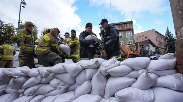 polska-pod-woda?-rzad-zwoluje-pilne-posiedzenie-sluzby-w-gotowosci-24/7.
