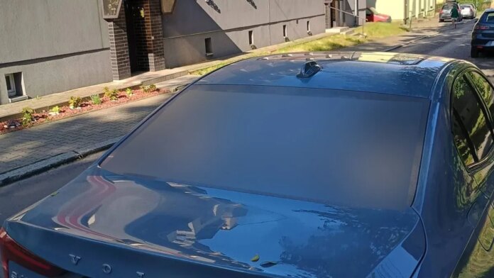 polscy-kierowcy-samochodow-naprawde-nalepiaja-to-na-szybe