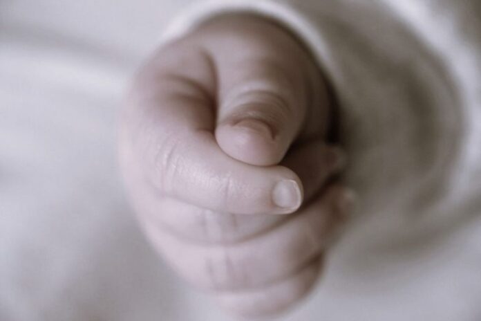 12-latka-urodzila-dziecko-ojcem-jest-jej-brat:-policja-prowadzi-pilne-sledztwo.