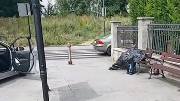 zmarl-na-lawce.-jego-cialo-czekalo-tam-w-asyscie-policji-kilka-godzin