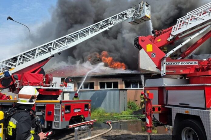 bochnia:-pozar-gigantycznej-hali-z-oponami-opanowany.-jest-pilny-apel-do-mieszkancow!