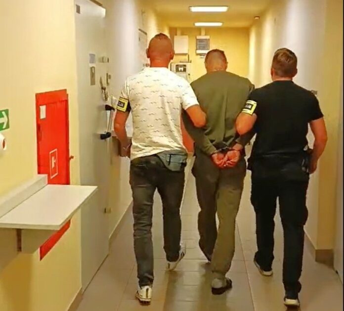 policja-wybija-szybe.-25-latek-uwieziony-w-aucie:-temperatura-zabija-w-upal!