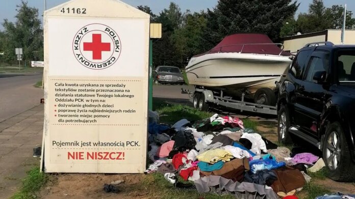 pojemniki-na-uzywana-odziez-przepelnione,-a-stare-ciuchy-trafiaja-prosto-do-lasu