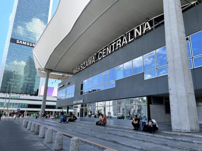 pilna-ewakuacja-na-dworcu-centralnym.-pozar-w-biedronce,-policja-bada-podpalenie!