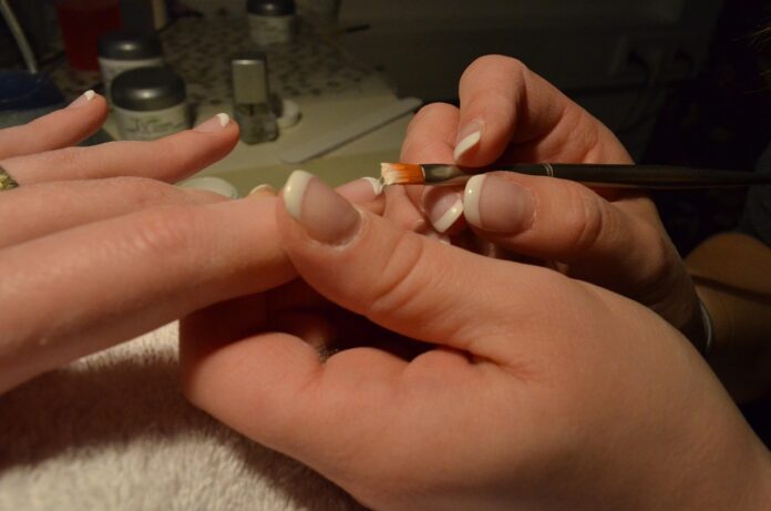 manicure-hybrydowy-zakazany?-od-1-wrzesnia-2025-zniknie-kluczowy-skladnik,-ale-uslugi-zostana!