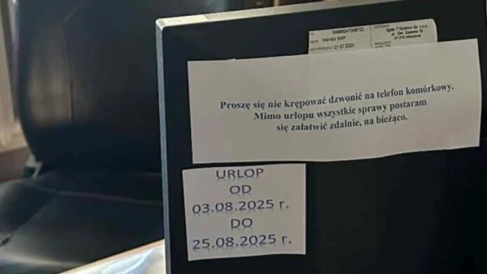 poszedl-na-urlop,-a-szef-w-tym-czasie-przykleil-mu-taka-kartke.-absurdalna-sytuacja