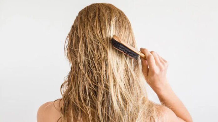 jak-to-jest-z-czesaniem-mokrych-wlosow?-mozna-czy-nie?
