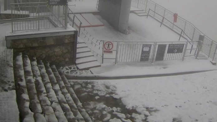 w-nocy-spadl-pierwszy-snieg.-tegoroczne-lato-dalej-zaskakuje