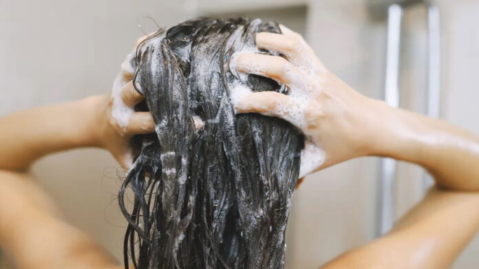czy-codzienne-mycie-wlosow-szkodzi?-prawda-czy-mit?