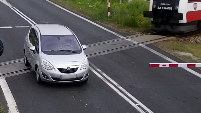 wylamal-rogatki-i-zatrzymal-sie-na-torach.-pociag-wjechal-prosto-w-jego-tyl