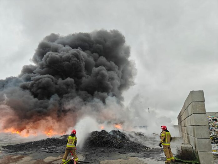 pilny-alarm-w-tarnowie-magazyn-zniczy-plonie,-mieszkancy-musza-zamknac-okna.