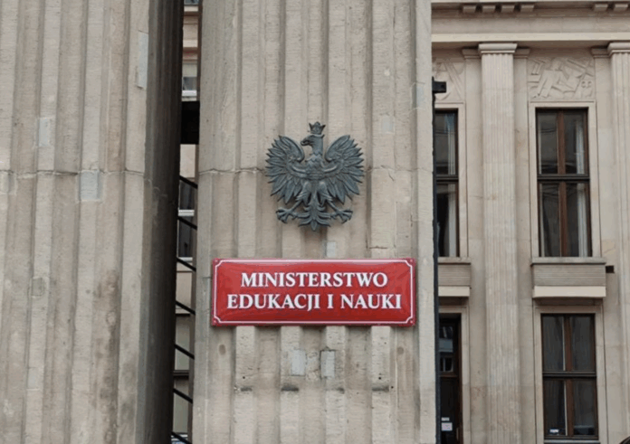 pilny-protest-nauczycieli.-zadaja-10%-podwyzki-i-zmiany-prawa-placowego!